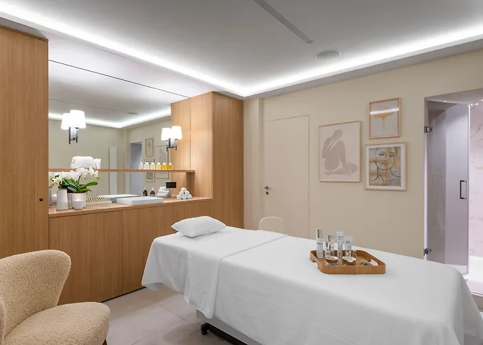 Black Door Aparthotel 4*