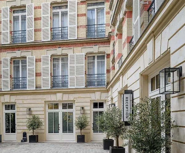 Black Door Apartahotel 4*