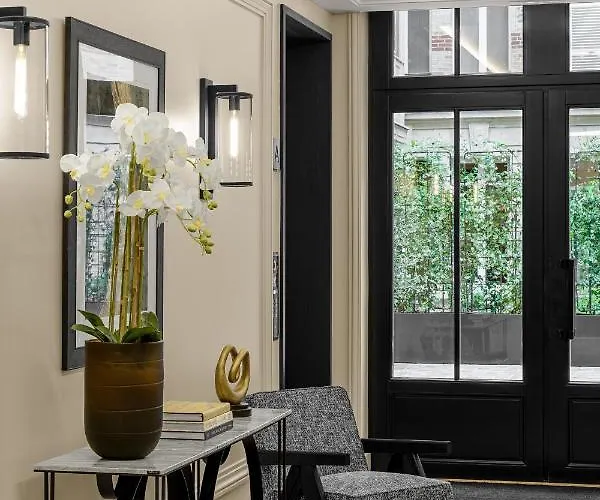 Black Door Apartahotel París