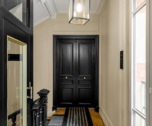 Black Door Apartahotel