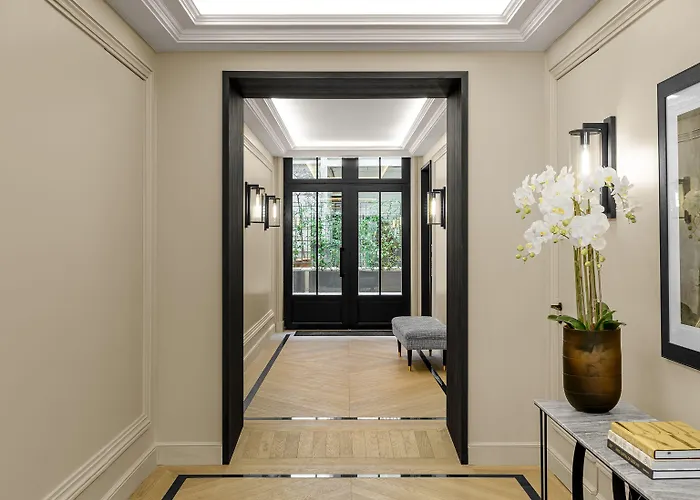 Black Door Apartahotel