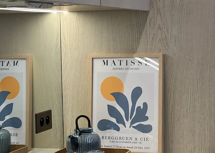 Black Door Apartahotel 4*